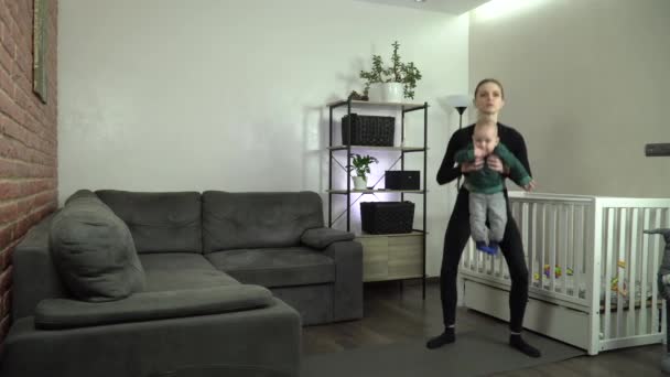 맞았어 어머니는 아기와 집에서 운동을 — 비디오