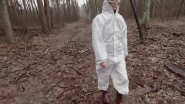Genç kadın ormanda saklanıyor ve salgın koronavirüs covid-19 'dan saklanıyor..