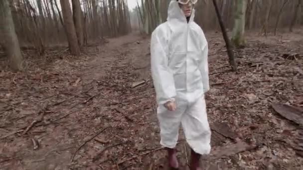 Ung Kvinna Gömmer Sig Skogen Och Från Epidemiska Coronavirus Covid — Stockvideo