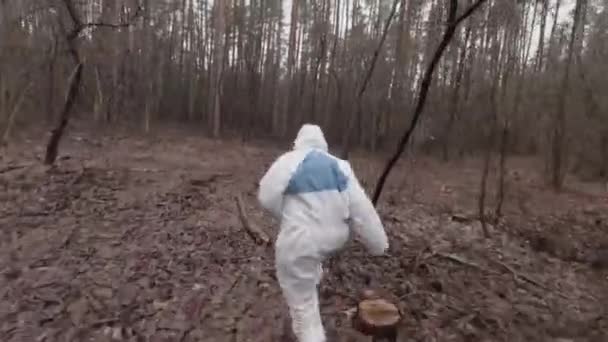 Молодая Женщина Бежит Лесу Прячется Эпидемии Коронавируса Ковид — стоковое видео
