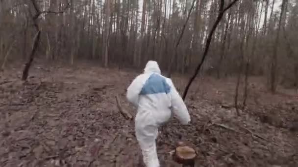 Young Woman Running Forest Hides Epidemic Coronavirus Covid — Stock Video