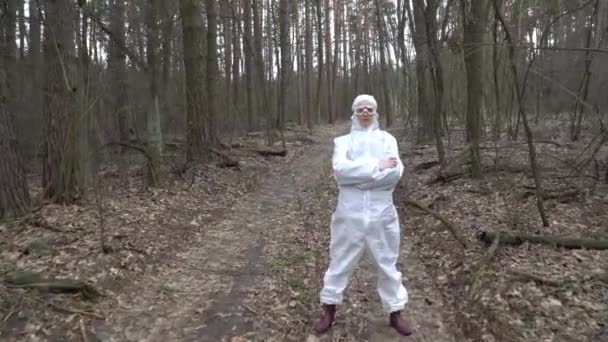 Ormanda Koruyucu Kıyafetli Genç Bir Kadın — Stok video
