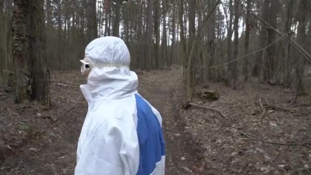 Mladá Žena Skrývá Lese Před Epidemií Coronavirus Covid — Stock video