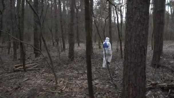 Młoda Kobieta Ukrywa Się Lesie Przed Epidemią Koronawirusa Covid — Wideo stockowe
