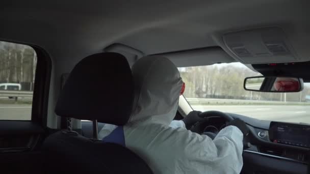 Hombre Traje Protección Máscara Gafas Conducir Coche — Vídeo de stock