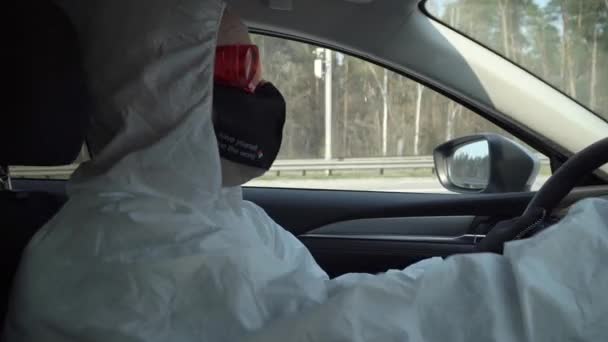 Hombre Traje Protección Máscara Gafas Conducir Coche — Vídeos de Stock