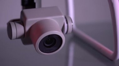 Drone kuadrokopter kamerası yaklaş. Kaydırıcı atışı. 4K