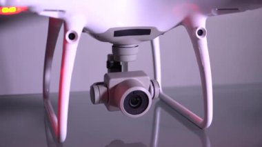 Drone kuadrokopter kamerası yaklaş. Kaydırıcı atışı. 4K