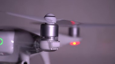 Drone kuadrokopter pervane ve motor. Kapatın. Kaydırıcı atışı. 4K