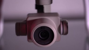 Drone kuadrokopter kamerası yaklaş. Kaydırıcı atışı. 4K