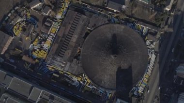 Hava görüntüleri. Bozuk, terk edilmiş otobüsler. Otobüs mezarlığı. 4K