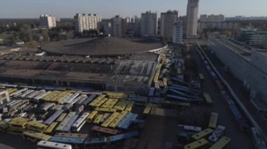 Hava görüntüleri. Bozuk, terk edilmiş otobüsler. Otobüs mezarlığı. 4K