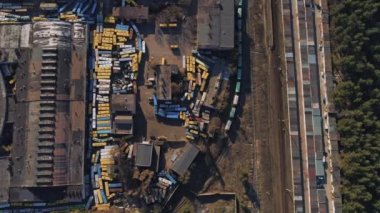 Hava görüntüleri. Bozuk, terk edilmiş otobüsler. Otobüs mezarlığı. 4K