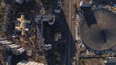 Hava görüntüleri. Bozuk, terk edilmiş otobüsler. Otobüs mezarlığı. 4K