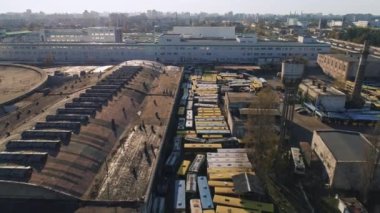 Hava görüntüleri. Bozuk, terk edilmiş otobüsler. Otobüs mezarlığı. 4K