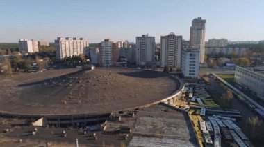 Hava görüntüleri. Bozuk, terk edilmiş otobüsler. Otobüs mezarlığı. 4K
