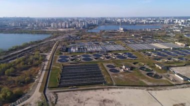 Havadan. Atık su arıtma tesisi. Arka planda şehir. Atık su arıtma tesisi