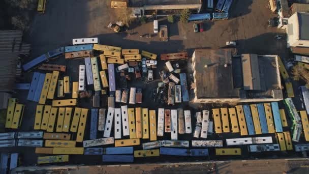 Luftaufnahmen Kaputte Verlassene Busse Busfriedhof — Stockvideo