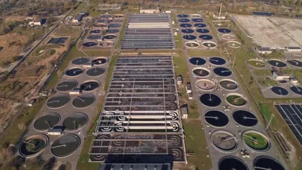 Luchtfoto Afvalwaterzuiveringsinstallatie Waterreservoirs Schoonmaken — Stockvideo