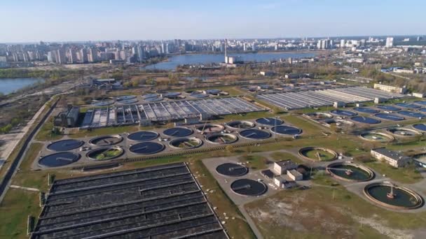 Aérea Planta Tratamiento Aguas Residuales Ciudad Fondo Depuradora Aguas Residuales — Vídeo de stock