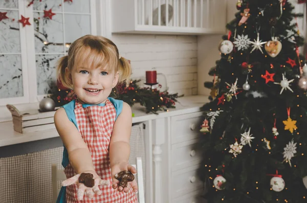 Mutlu küçük kız mutfak Noel çerezleri Noel ağacı ile arka plan yapmak