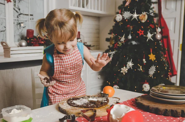 주방에 쿠키 만들기 행복 한 어린 소녀 — 스톡 사진