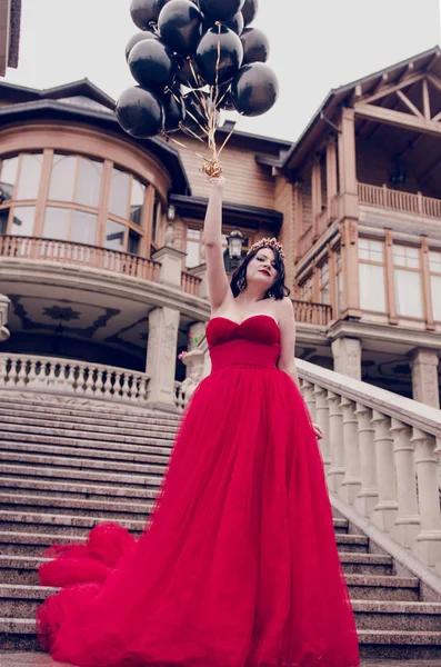 De jonge vrouw mooie mode in prachtige rode jurk — Stockfoto
