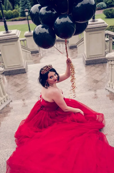 Krásné módní mladá žena v nádherné červené šaty — Stock fotografie