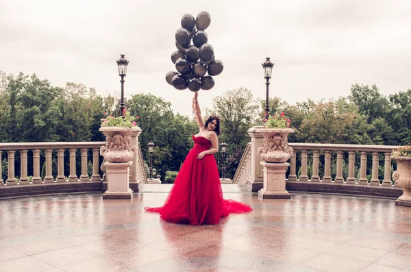 Muhteşem Kırmızı elbiseli genç kadın güzel moda — Stok fotoğraf