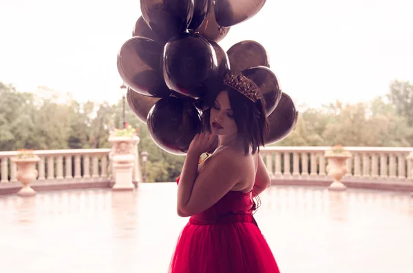 Hermosa mujer joven de moda en vestido rojo magnífico — Foto de Stock