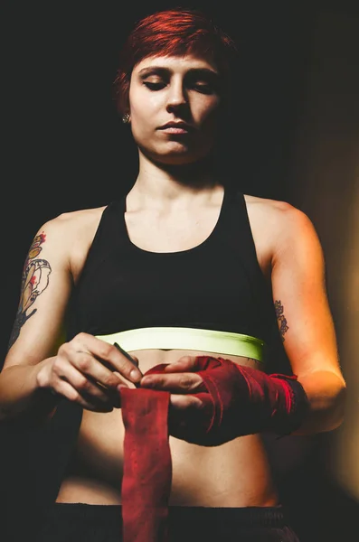 Jovem tatuado mulher boxer close up retrato — Fotografia de Stock
