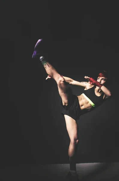 Jovem tatuado mulher boxer boxe com perna de perto retrato — Fotografia de Stock