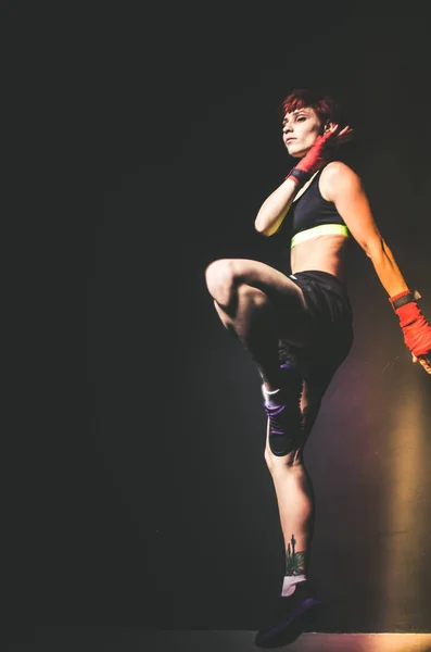 Young tattooed woman boxer jumping close up portrait — Stock Photo, Image