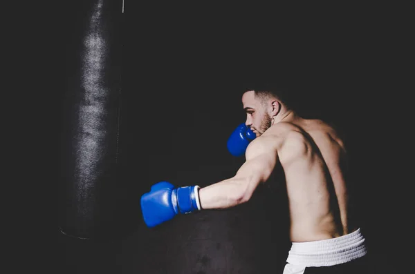 Joven boxeador guapo en guantes de boxeo azul boxeo — Foto de Stock