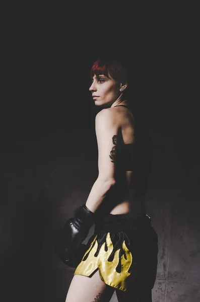 Joven mujer tatuada boxeador primer plano retrato — Foto de Stock