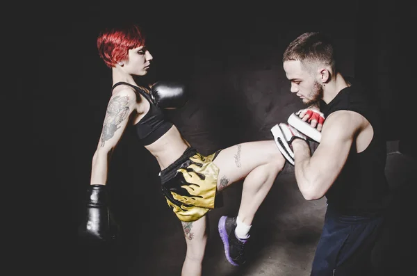 Menina boxeador bater luvas com seu treinador — Fotografia de Stock
