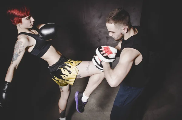 Menina boxeador bater luvas com seu treinador — Fotografia de Stock
