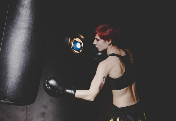 Jovem mulher boxe no fundo preto — Fotografia de Stock
