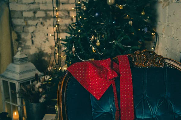 Pajarita roja de lunares y corbata de cuello en caja de regalo de madera —  Fotos de Stock