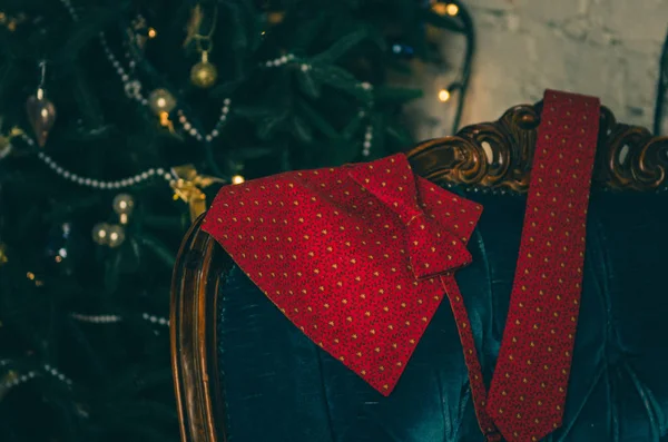 Pajarita roja de lunares y corbata de cuello en caja de regalo de madera —  Fotos de Stock