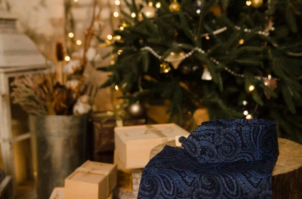 Pajarita clásica azul de lunares, gemelos, bufanda de hombre y corbata de cuello en caja de regalo de madera —  Fotos de Stock