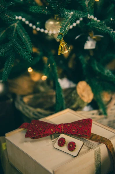 Pajarita de lunares rojos y gemelos en caja de regalo de madera —  Fotos de Stock