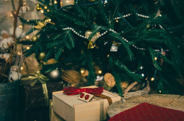 Pajarita de lunares rojos y gemelos en caja de regalo de madera —  Fotos de Stock