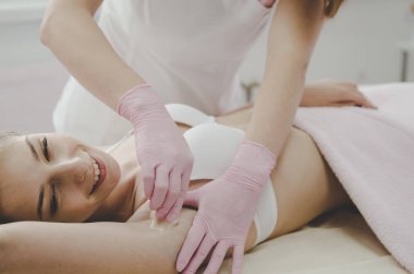 Koltuk altı Epilasyon sırasında iki güzel genç kızlar