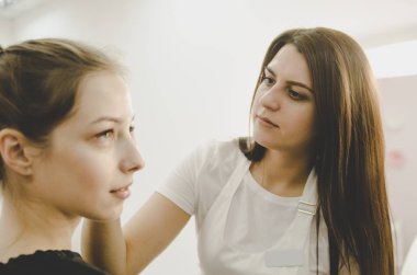 Mikrobleyding kaşlar akışında bir Güzellik Salonu