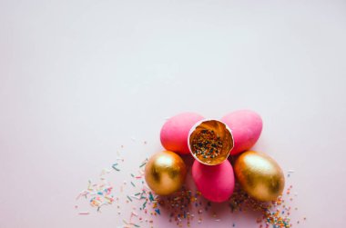 şekerleme yağmurlama ile renkli pembe ve altın yumurta