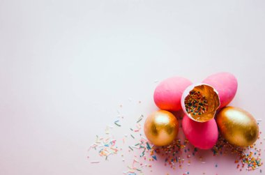 şekerleme yağmurlama ile renkli pembe ve altın yumurta