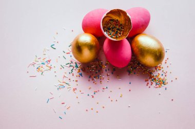 şekerleme yağmurlama ile renkli pembe ve altın yumurta