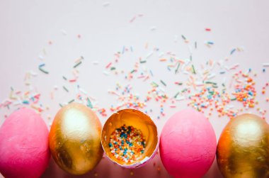 şekerleme yağmurlama ile renkli pembe ve altın yumurta