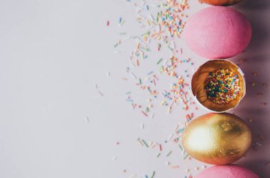 şekerleme yağmurlama ile renkli pembe ve altın yumurta